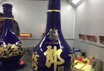 洋酒瓶雕塑專供，彩繪工藝，玻璃鋼洋酒瓶雕塑標(biāo)準(zhǔn)廠家